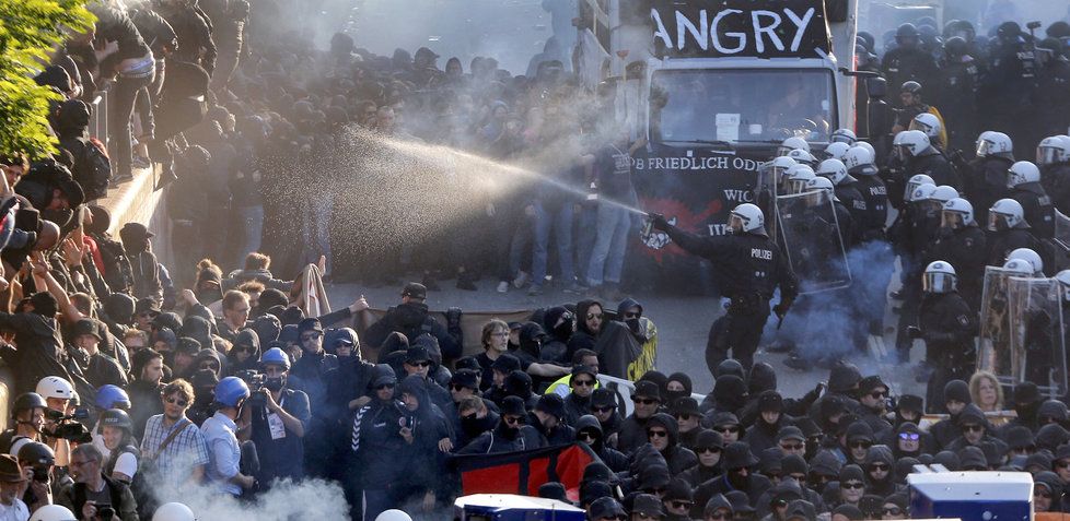 Protesty proti mocným a summitu G20 přerostly v německém Hamburku ve střety s policií.