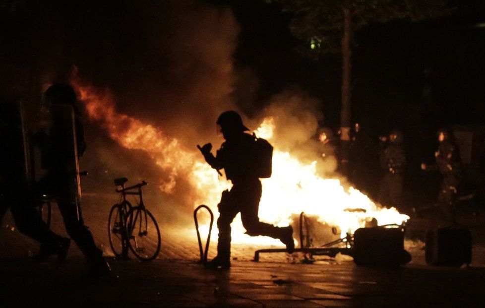 Střety s policií v Hamburku před zahájením summitu G20 pokračovaly až do noci.