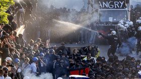 Protesty proti mocným a summitu G20 přerostly v německém Hamburku ve střety s policií