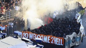 Protesty proti mocným a summitu G20 přerostly v německém Hamburku ve střety s policií.