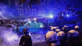 Policisté v Hamburku nasadili proti demonstrantům vodní děla.