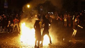 Střety s policií v Hamburku před zahájením summitu G20 pokračovaly až do noci.