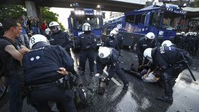 Policisté v Hamburku nasadili proti demonstrantům vodní děla.