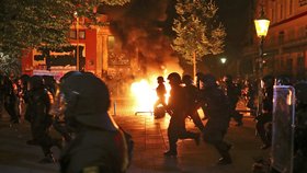 Střety s policií v Hamburku před zahájením summitu G20 pokračovaly až do noci.