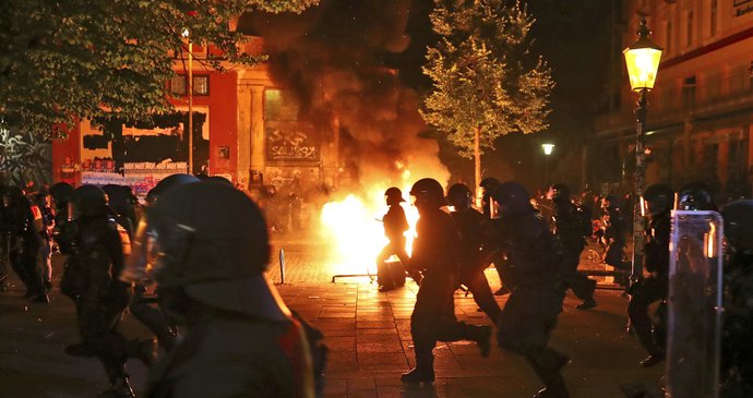 Střety s policií v Hamburku před zahájením summitu G20 pokračovaly až do noci.