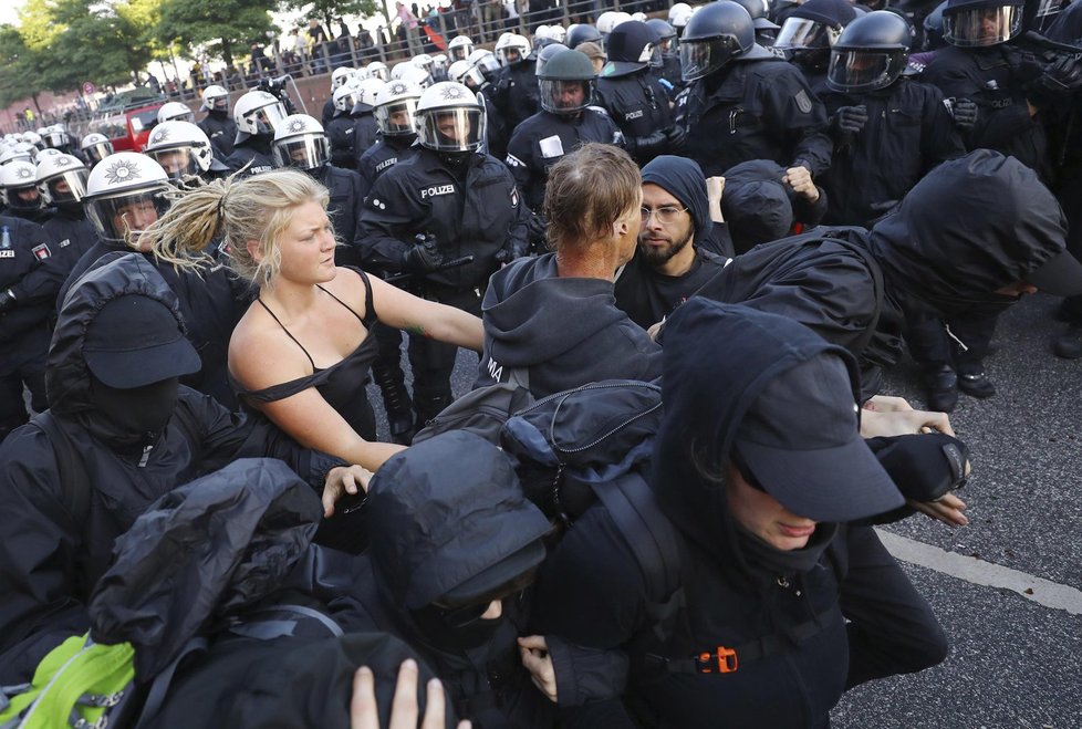 Protesty proti mocným a summitu G20 přerostly v německém Hamburku ve střety s policií