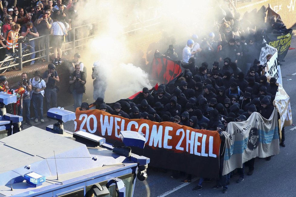 Protesty proti mocným a summitu G20 přerostly v německém Hamburku ve střety s policií