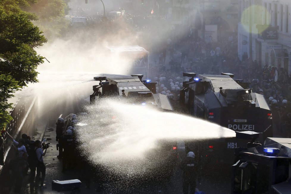 Protesty proti mocným a summitu G20 přerostly v německém Hamburku ve střety s policií