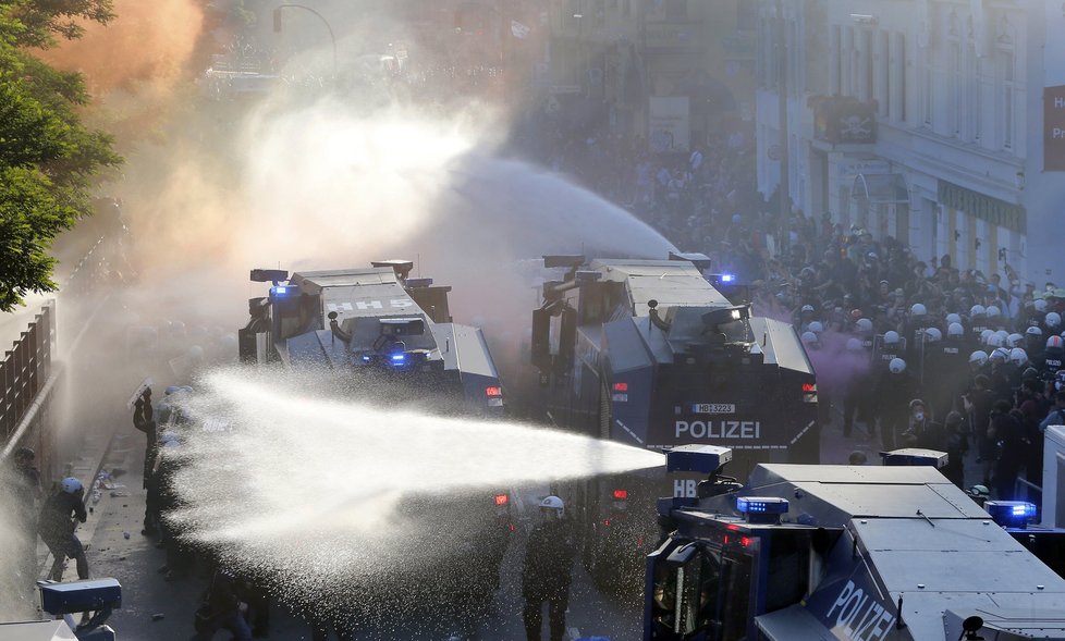 Protesty proti mocným a summitu G20 přerostly v německém Hamburku ve střety s policií.