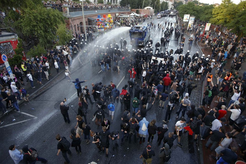 Protesty v Hamburku: Kvůli summitu G20 došlo na potyčky s policií.