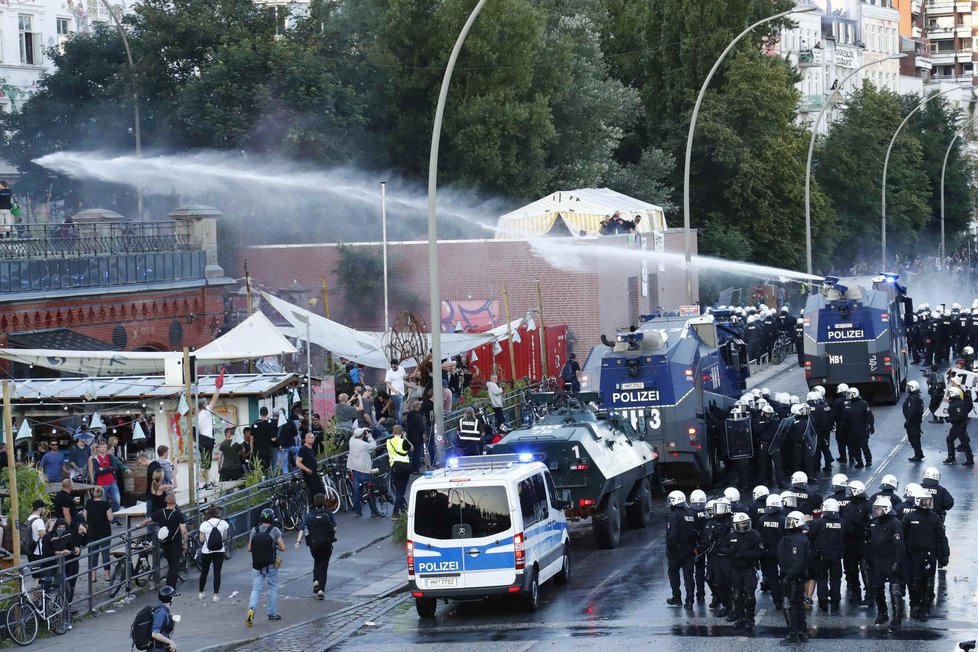 Protesty v Hamburku: Kvůli summitu G20 došlo na potyčky s policií.