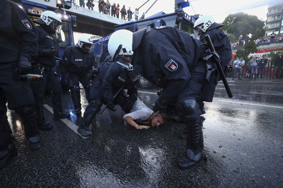 Protesty v Hamburku: Kvůli summitu G20 došlo na potyčky s policií.