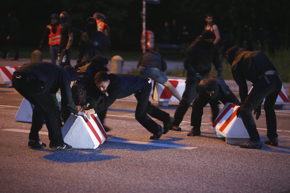 Střety s policií v Hamburku před zahájením summitu G20 pokračovaly až do noci.