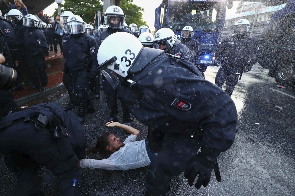 Policisté v Hamburku nasadili proti demonstrantům vodní děla.