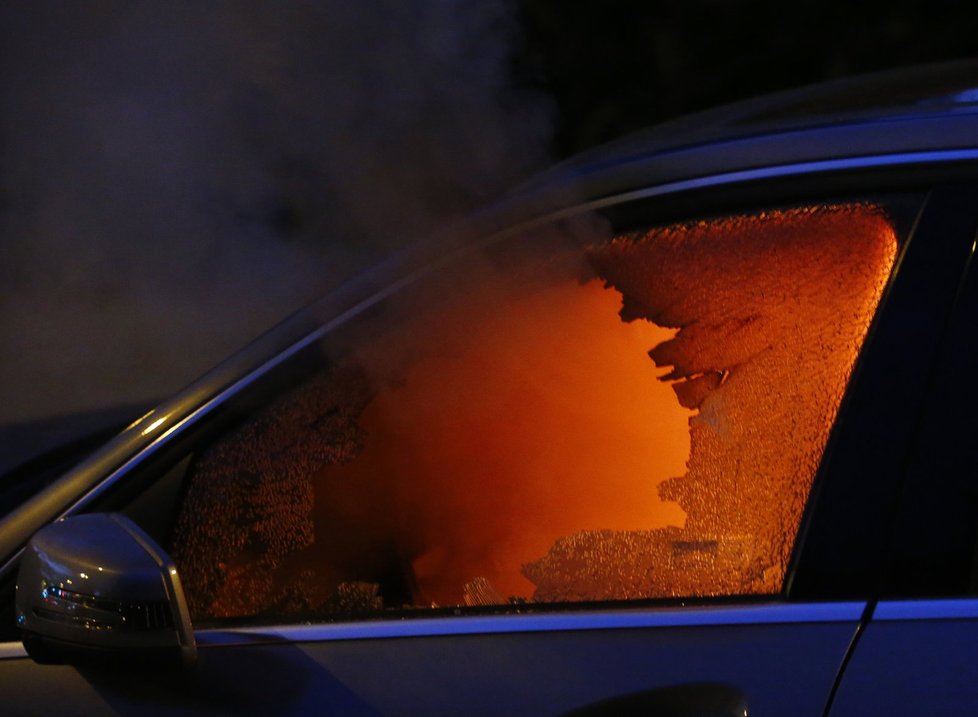 Hořící auto během střetů demonstrantů s pořádkovými jednotkami v německém Hamburku