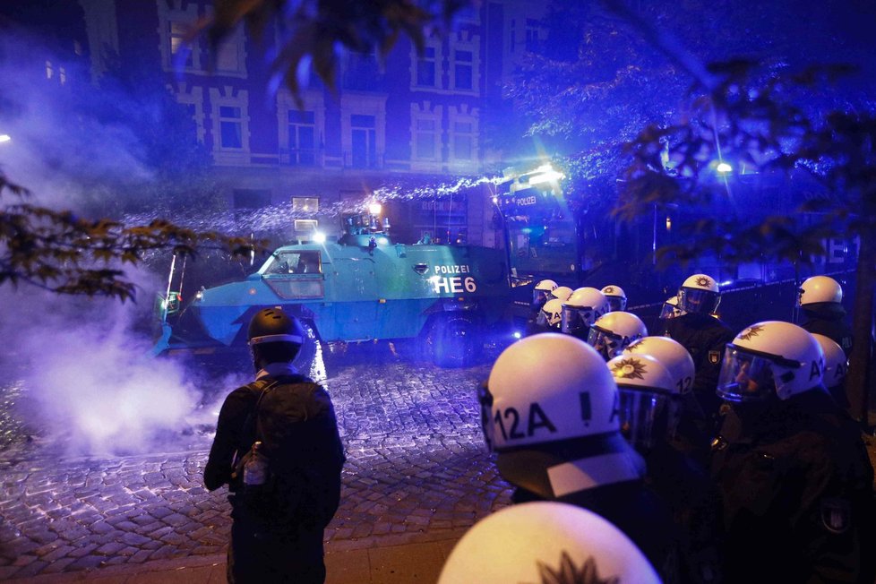 Policisté v Hamburku nasadili proti demonstrantům vodní děla.