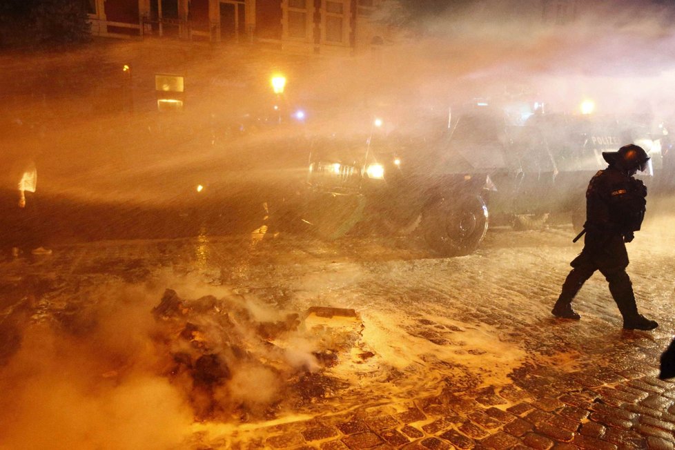 Střety s policií v Hamburku před zahájením summitu G20 pokračovaly až do noci.