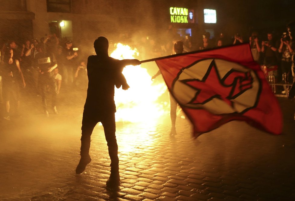 Střety s policií v Hamburku před zahájením summitu G20 pokračovaly až do noci.