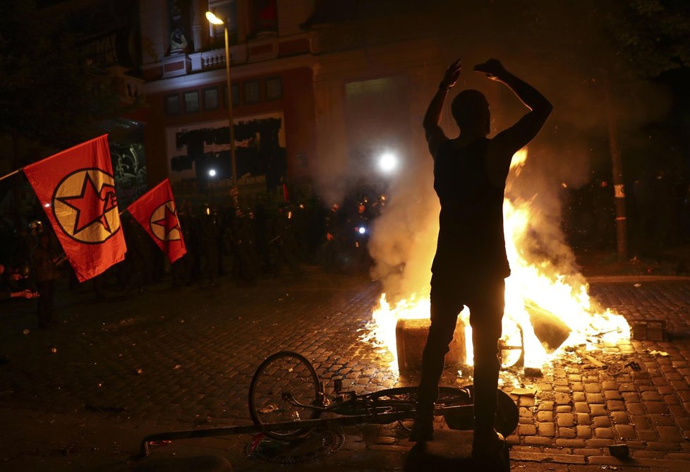 Střety s policií v Hamburku před zahájením summitu G20 pokračovaly až do noci.