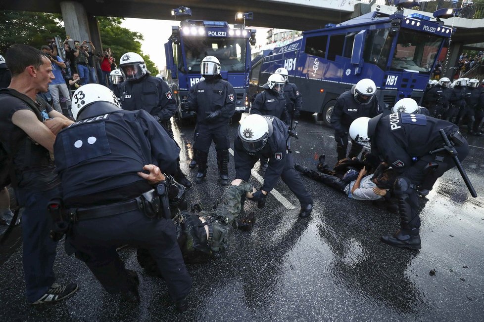 Policisté v Hamburku nasadili proti demonstrantům vodní děla