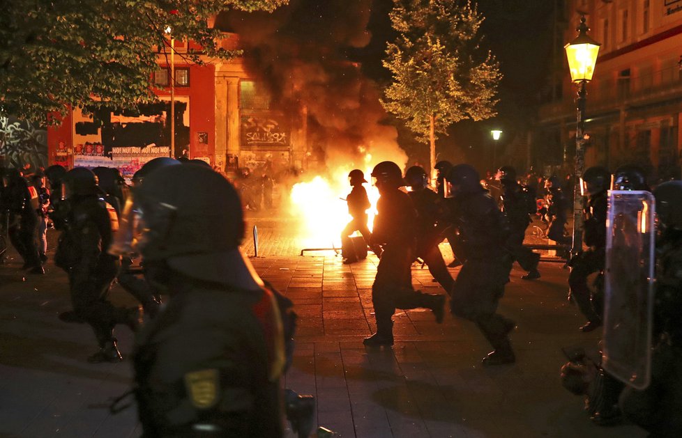 Střety s policií v Hamburku před zahájením summitu G20 pokračovaly až do noci