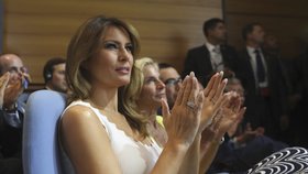 Melania Trumpová během tiskové konference prezidenta Trumpa na summitu G7