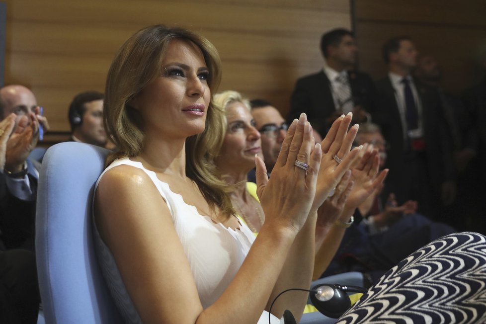 Melania Trumpová během tiskové konference prezidenta Trumpa na summitu G7