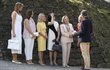 Zleva: První dáma USA Melania Trumpová, manželka australského premiéra Jenny Morrisonová, manželka předsedy Evropské rady Malgorzata Tusková, manželka japonského premiéra Akie Abeová, první dáma Chile Cecilia Morelová.