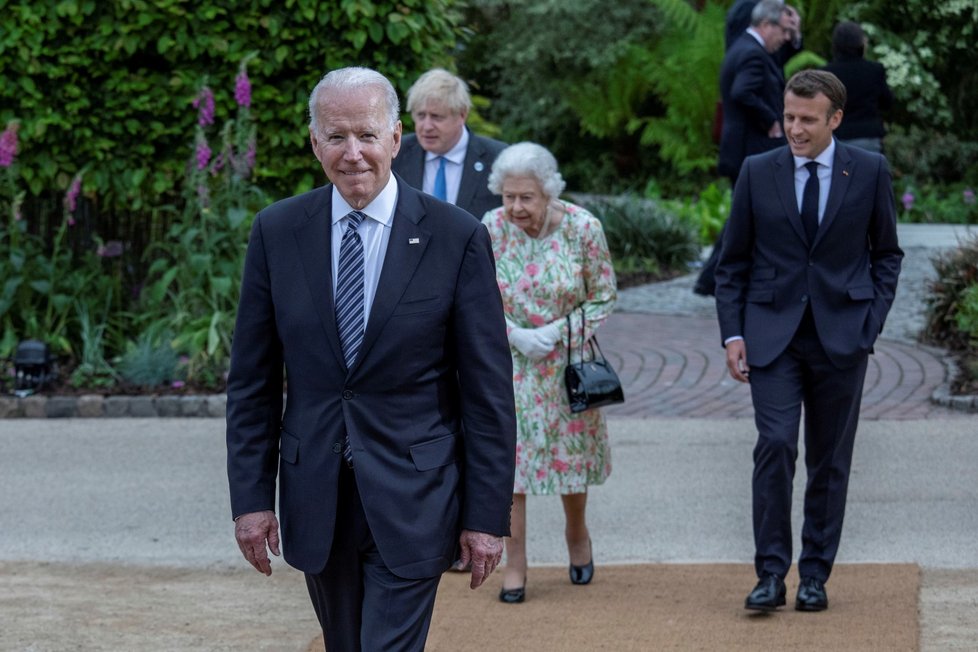 Summit G7: Zleva Joe Biden, Boris Johnson, královna Alžběta II. a francouzský prezident Emmanuel Macron (11. 6. 2021)