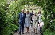 Recepce na summitu G7: Královská rodina - zleva Charles, Camilla, William, královna a Kate (11. 6. 2021)