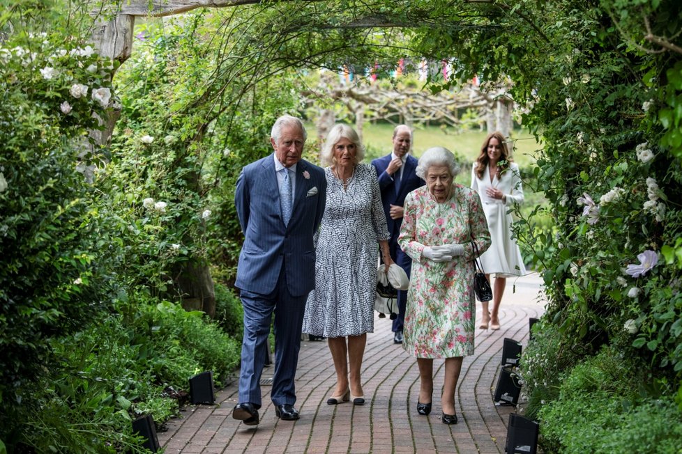 Recepce na summitu G7: Královská rodina - zleva Charles, Camilla, William, královna a Kate (11. 6. 2021)