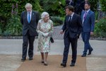 Summit G7: Zleva Boris Johnson, královna Alžběta II. a francouzský premiér Emmanuel Macron (11. 6. 2021)