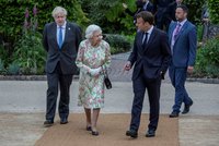 Královna, Kate, „vydřička“ a Macronová na G7. Lídry na summitu v Británii doplnily i vlivné dámy