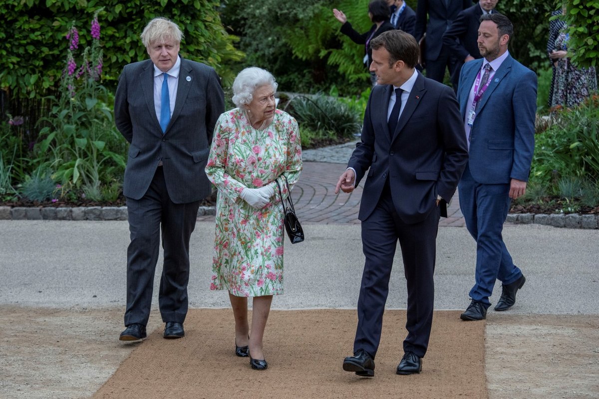 Summit G7: Zleva Boris Johnson, královna Alžběta II. a francouzský premiér Emmanuel Macron (11. 6. 2021)