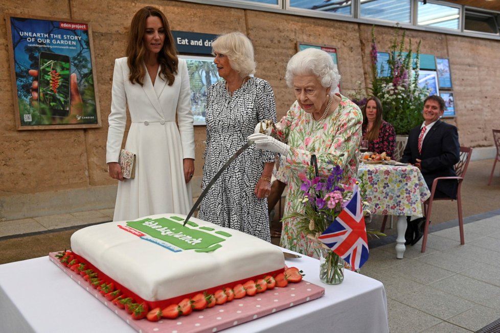 Recepce na summitu G7: Dámy z královské rodiny, Kate, Camilla a královna Alžběta II.