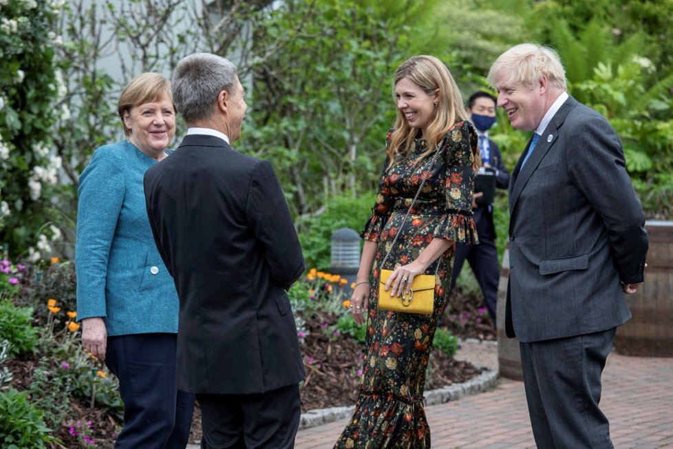 Recepce na summitu G7: Angela Merkelová s manželem a Boris Johnson s ženou Carrie (11. 6. 2021) 