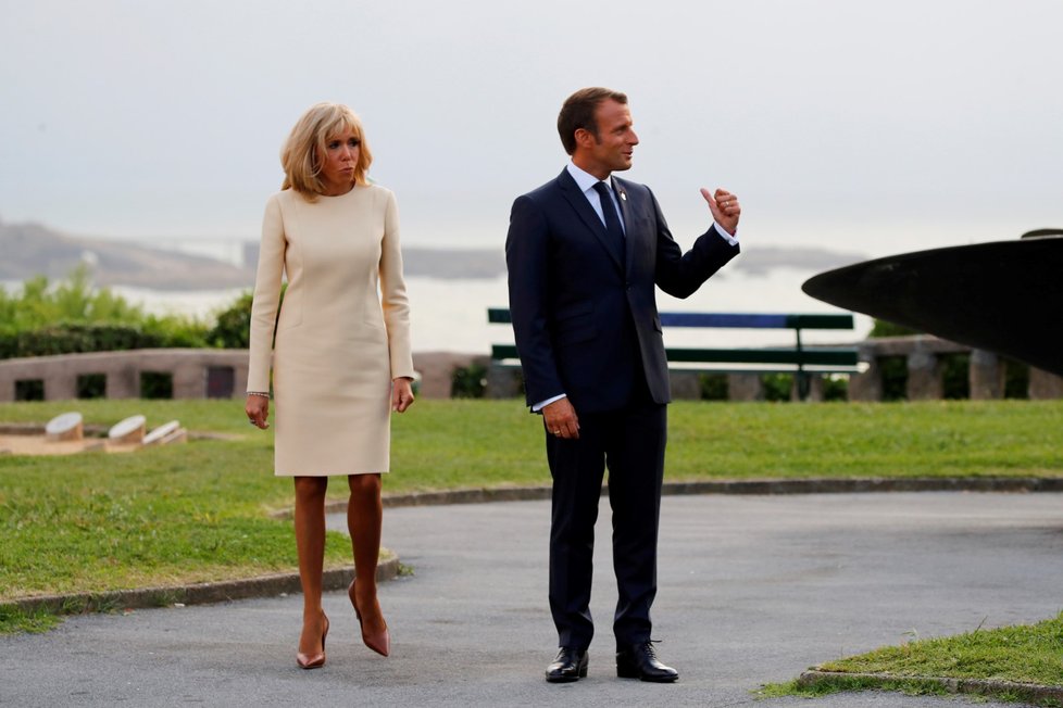 Francouzský prezident Emmanuel Macron s manželkou Brigitte na summitu G7. (24. 8. 2019)