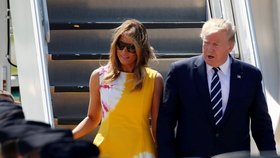 Americký prezident Donald Trump s manželkou Melanií při příletu na summit G7. (24.8.2019)