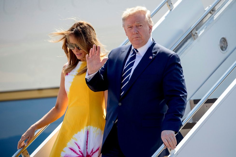 Americký prezident Donald Trump s manželkou Melanií při příletu na summit G7. (24.8.2019)