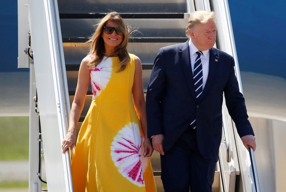 Americký prezident Donald Trump s manželkou Melanií při příletu na summit G7. (24.8.2019)