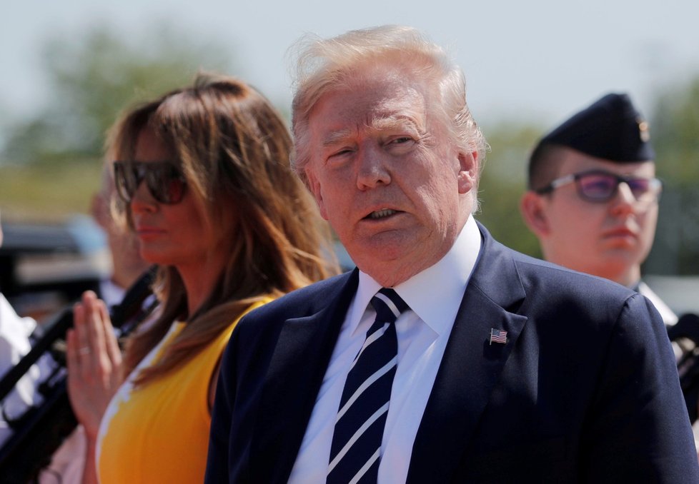 Americký prezident Donald Trump s manželkou Melanií při příletu na summit G7 (24. 8. 2019)