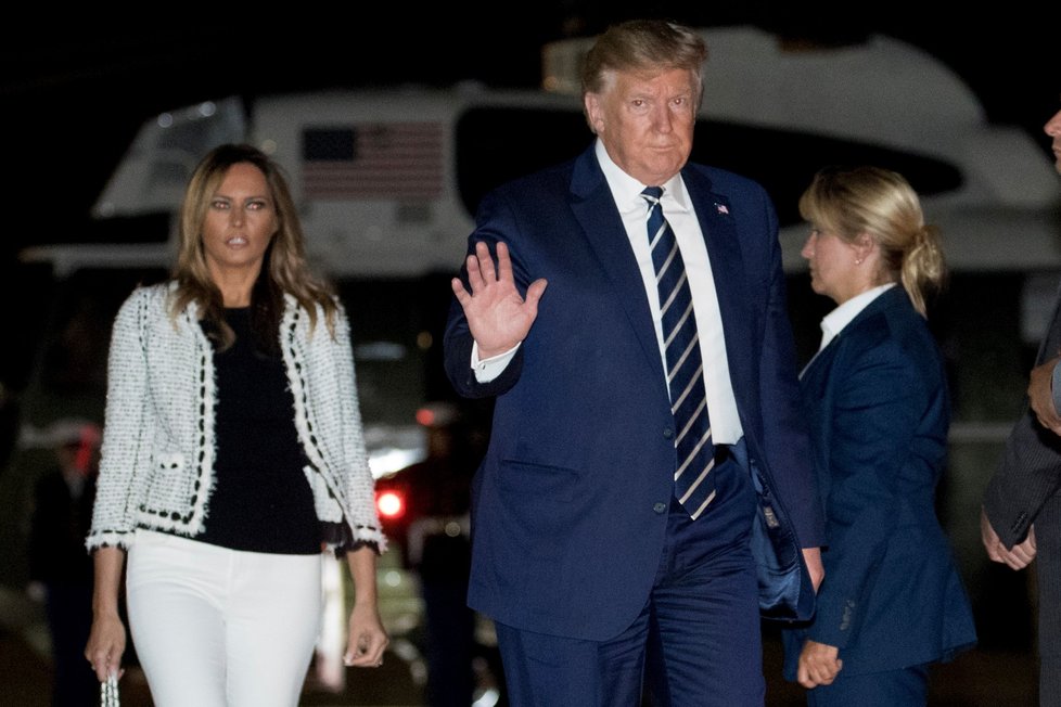 Americký prezident Donald Trump s manželkou Melanií při odletu na summit G7. (24.8.2019)