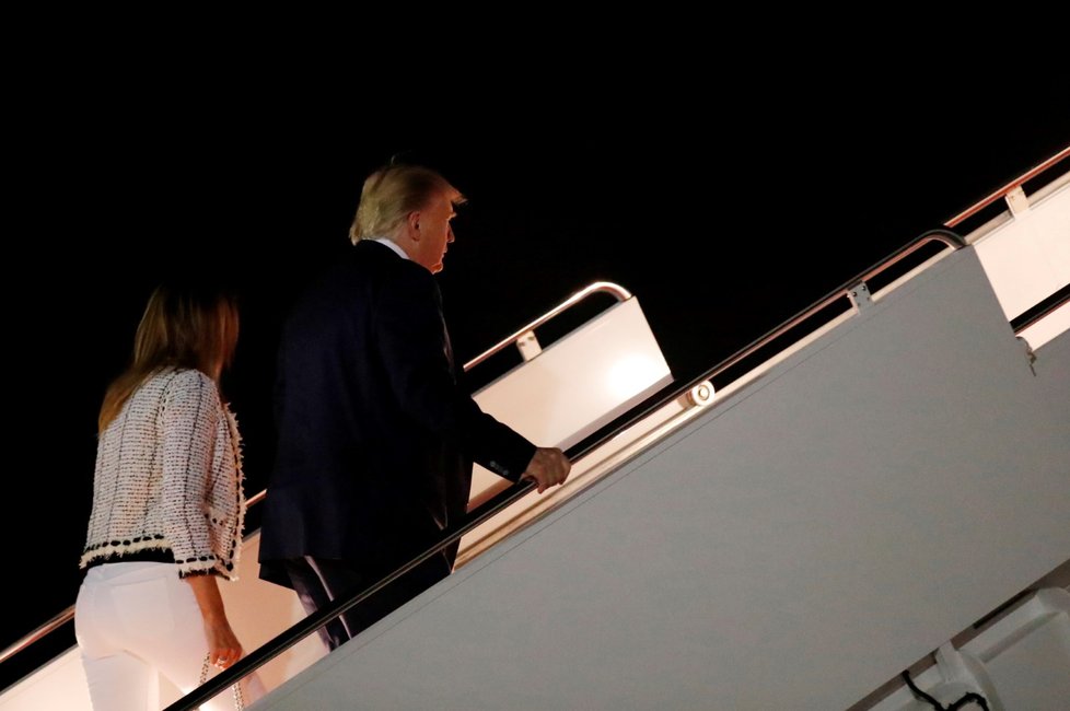 Americký prezident Donald Trump s manželkou Melanií při odletu na summit G7. (24. 8. 2019)