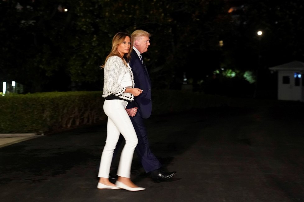 Americký prezident Donald Trump s manželkou Melanií při odletu na summit G7. (24.8.2019)