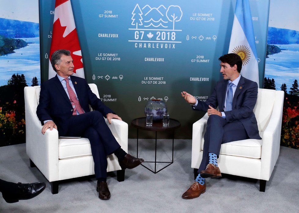 Kanadský premiér Justin Trudeau si měl s argentinským prezidentem Mauriiem Marci co říct jak během summitu G7, tak mi mimo něj. Vyrazili spolu s manželkami i na procházku