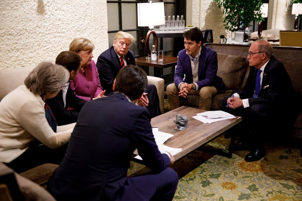 Lídři G7 u jednoho stolu.  Donald Trump, Angela Merkelová, Theresa Mayová, Emmanuel Macron a další