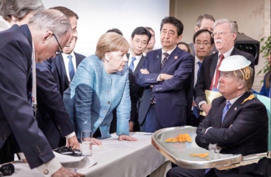 Další fotografie názorně ukazuje, jak by to asi dopadlo, kdyby se ostatní lídři G7 pokusili naučit amerického prezidenta jíst špagety