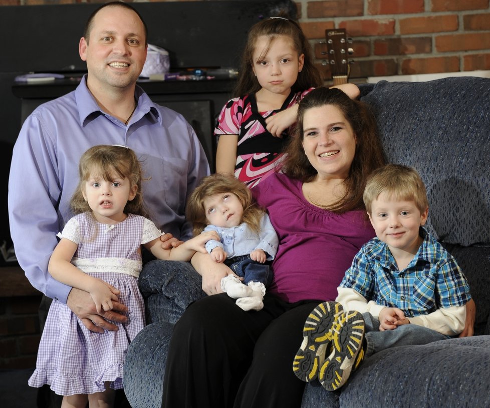 Fotografie z letošního ledna - John Williams (vlevo nahoře) drží Aleenu (3), vedle něj Sophia (7), těhotná Mary Margret (vpravo dole) s Gabrielle (6) a synem Anthonym (4)