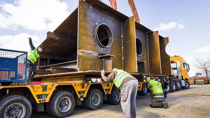 Obří vrata se skládají ze dvou křídel a každé z nich tvoří osm ocelových dílů. Protože půjde o nadměrná břemena, transport každého z nich po dálnici D1 proběhne ve spolupráci s Policií ČR a ŘSD ČR.