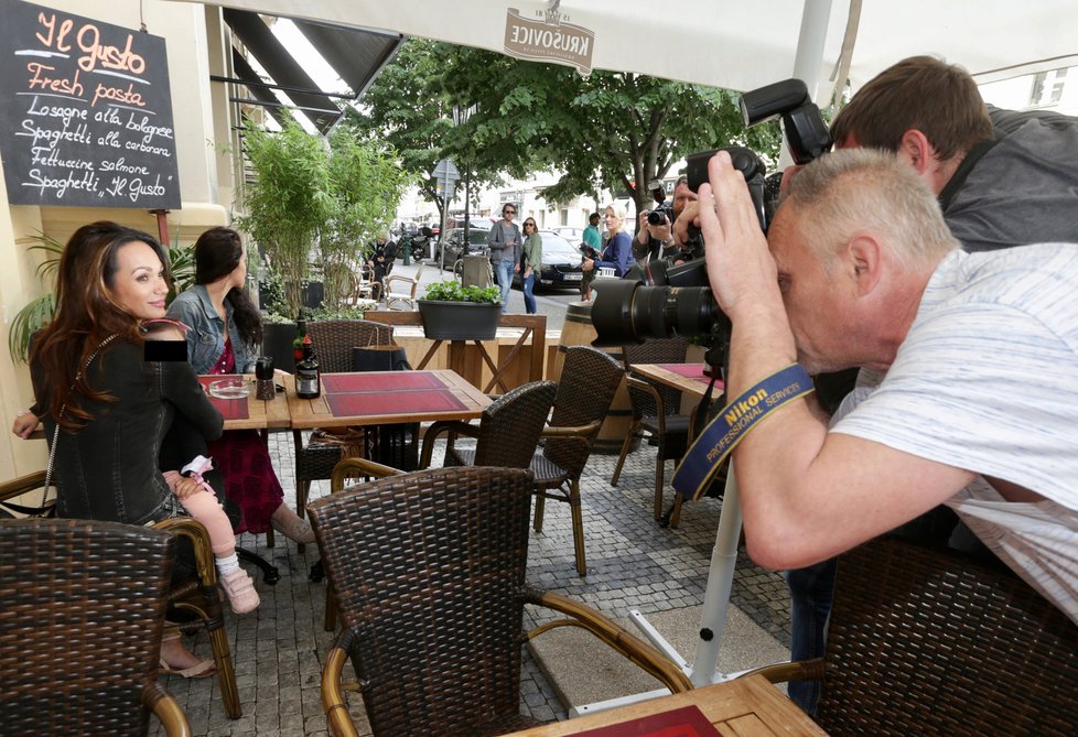 Noidova manželka Gábina Dvořáková s dcerou a kamarádkou v kavárně